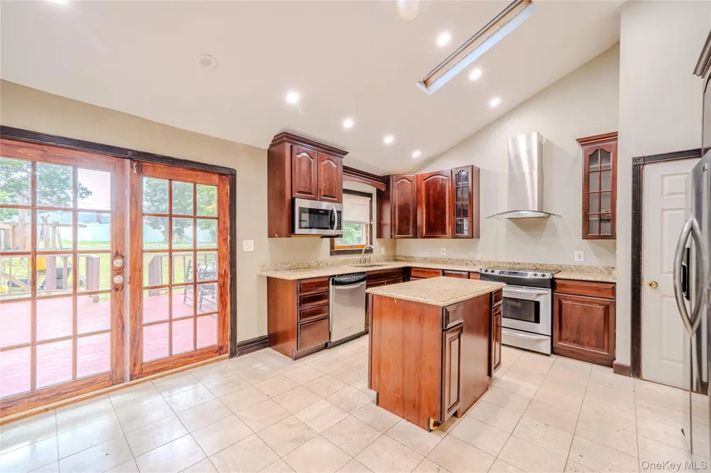 86 Overlook Drive East Islip, NY 11730
