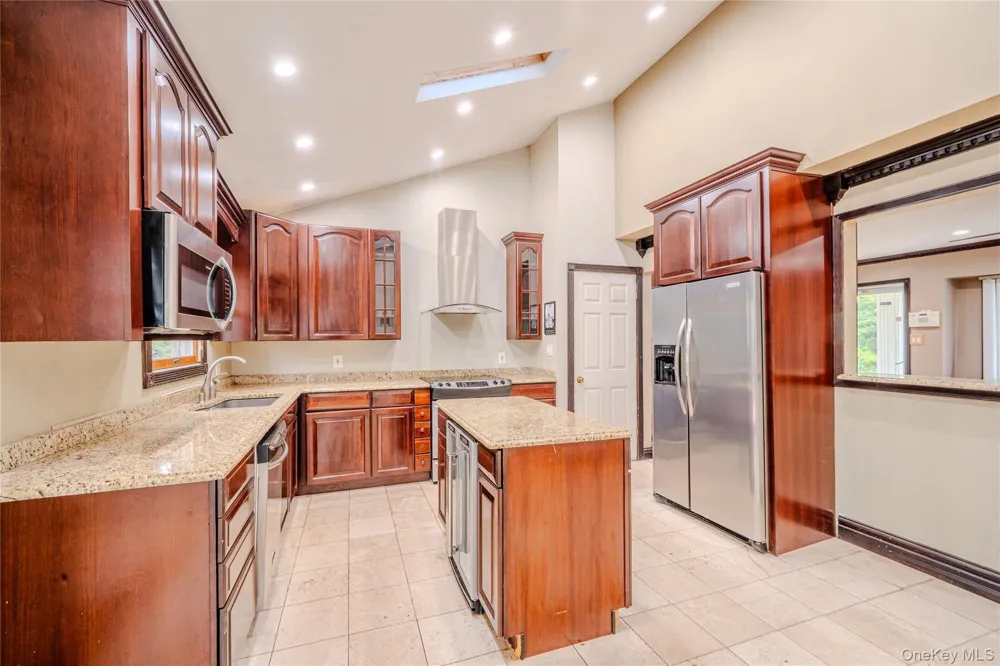86 Overlook Drive East Islip, NY 11730