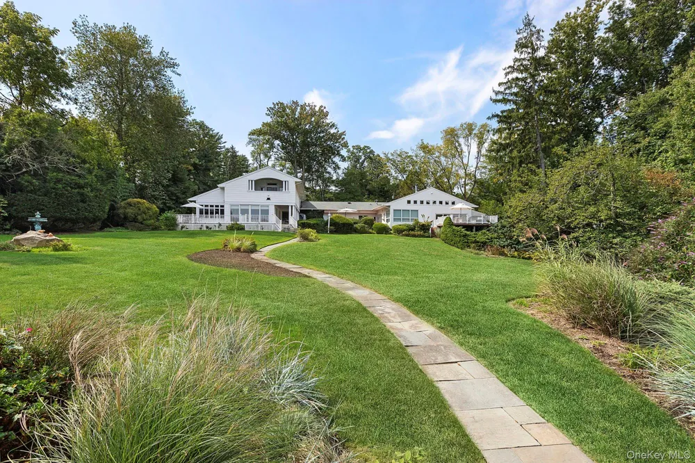 61 Factory Pond Road Locust Valley, NY 11560