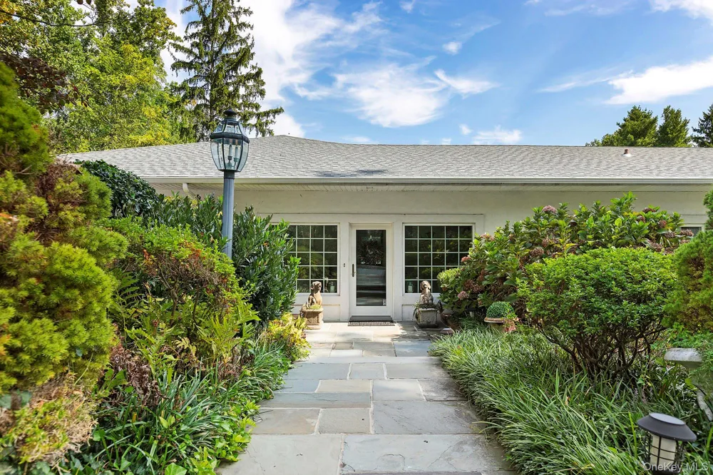 61 Factory Pond Road Locust Valley, NY 11560