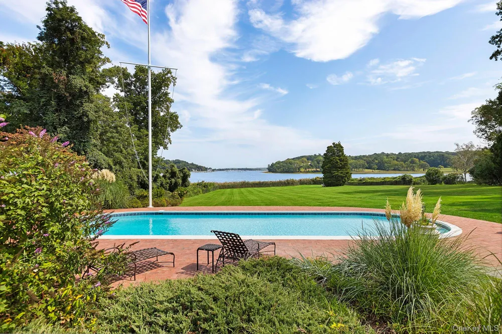 61 Factory Pond Road Locust Valley, NY 11560