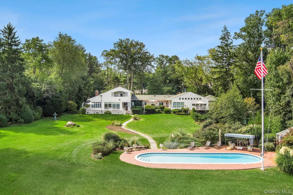 61 Factory Pond Road Locust Valley, NY 11560