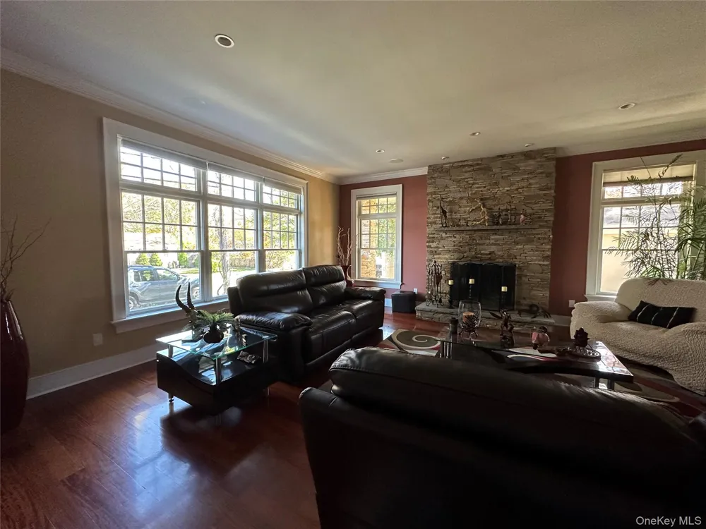 16 Oriole Place Farmingville, NY 11738