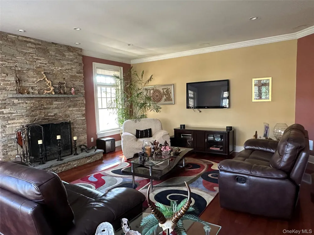 16 Oriole Place Farmingville, NY 11738