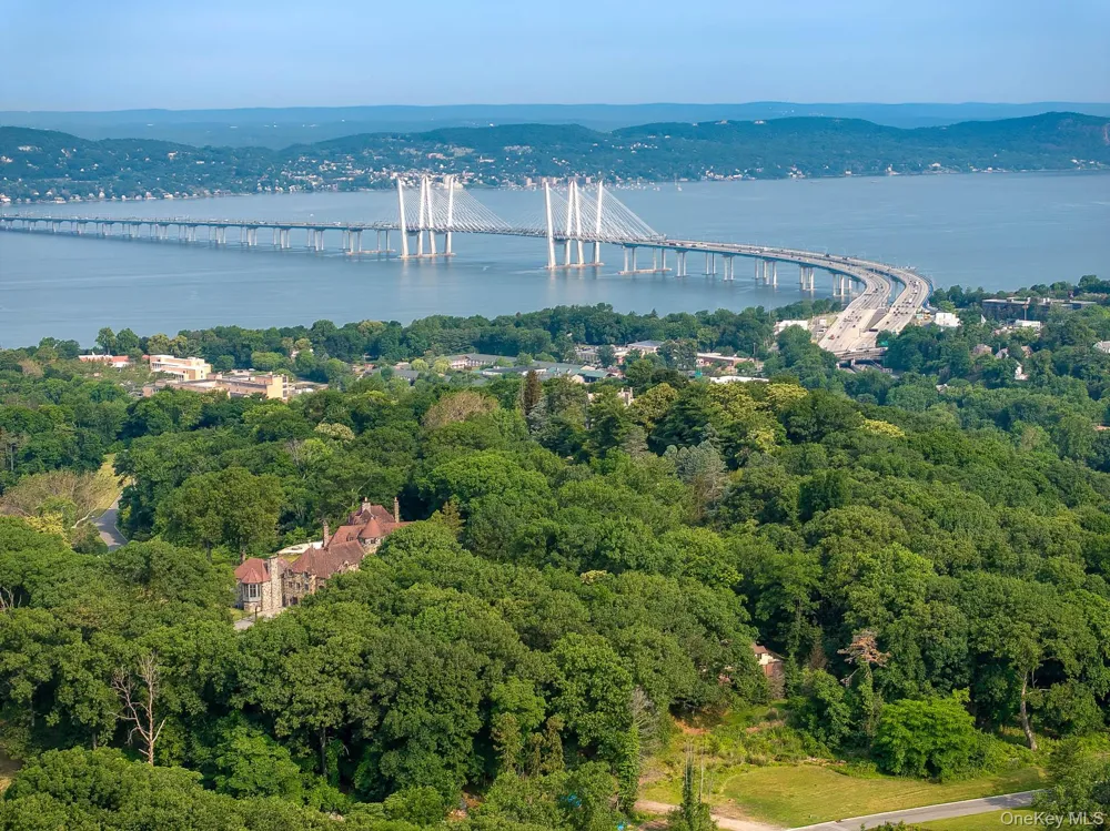 17 Carriage Trail Tarrytown, NY 10591