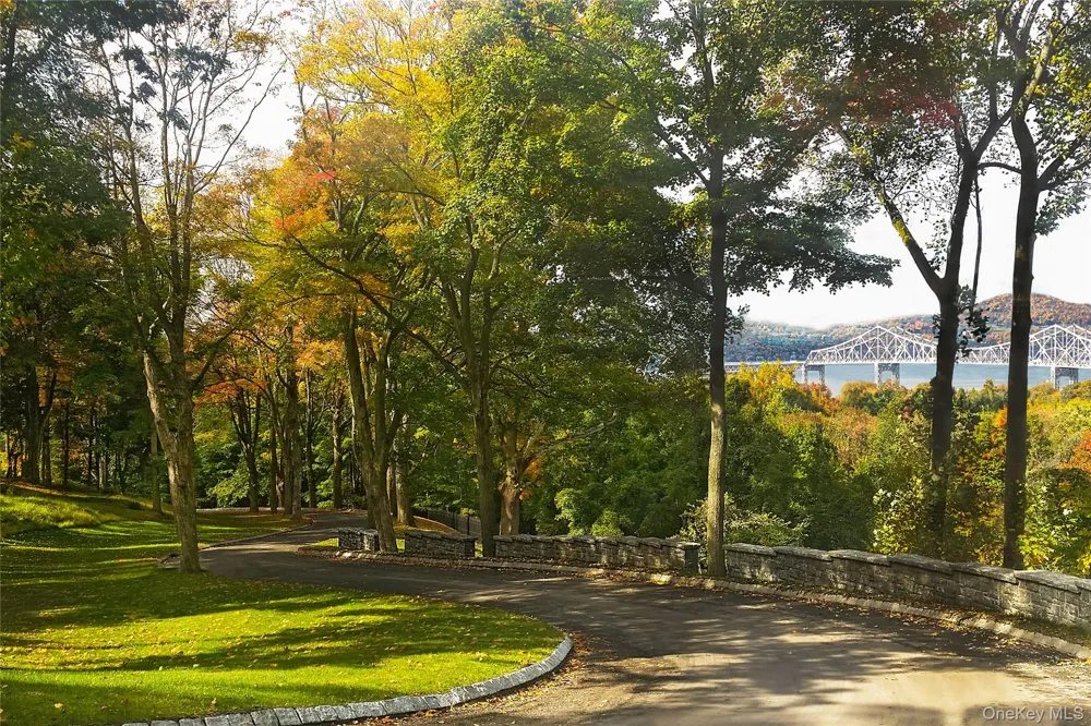 17 Carriage Trail Tarrytown, NY 10591
