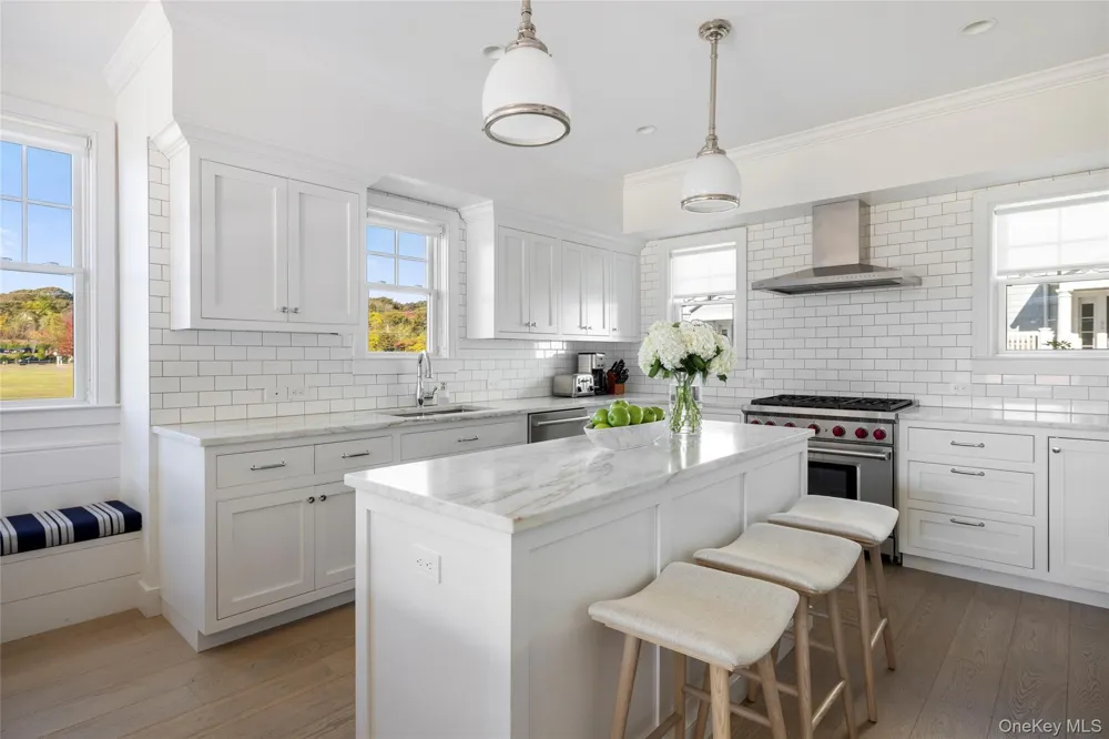 7 Old Boathouse Lane S Hampton Bays, NY 11946