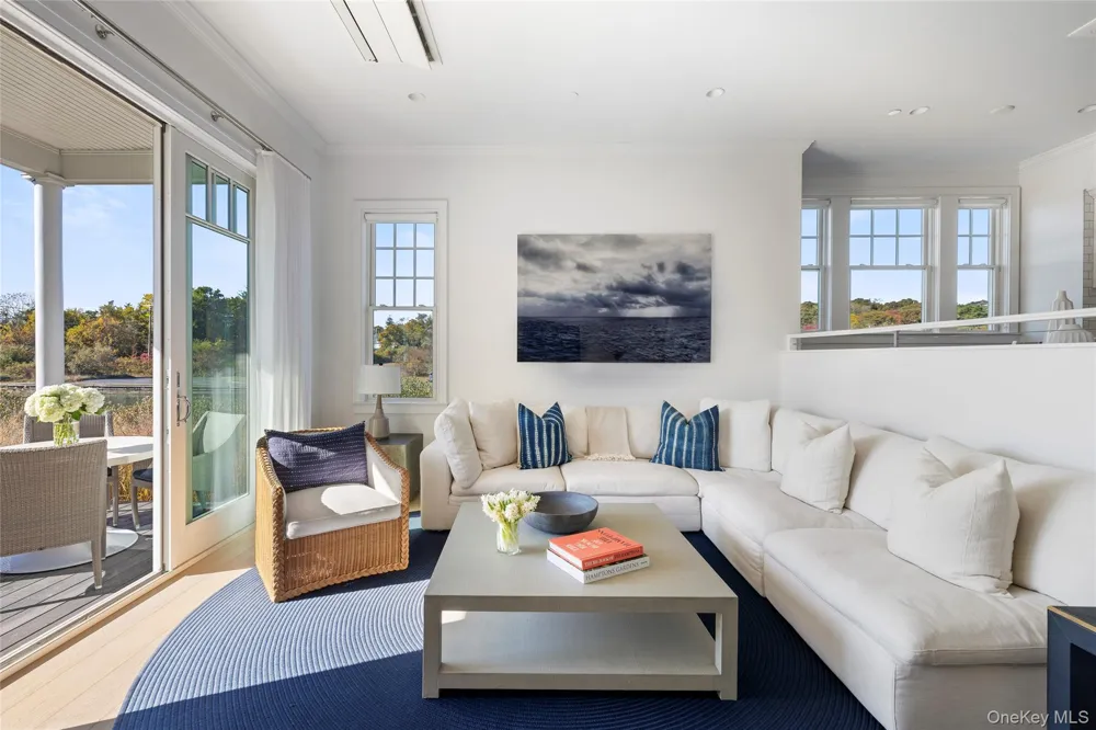 7 Old Boathouse Lane S Hampton Bays, NY 11946