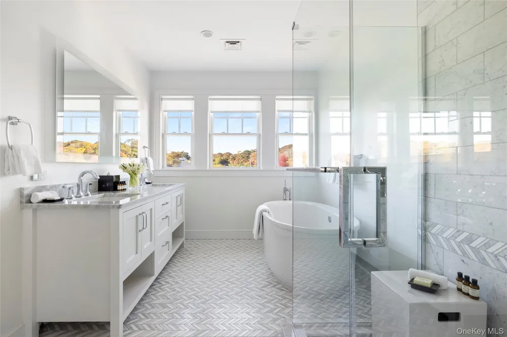 7 Old Boathouse Lane S Hampton Bays, NY 11946