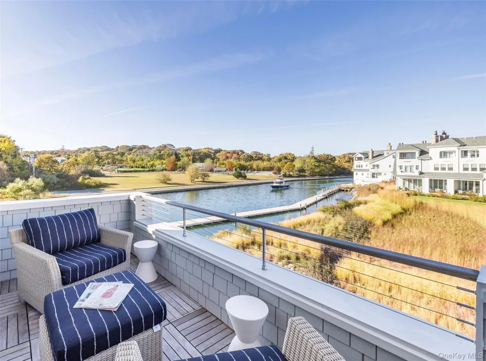 7 Old Boathouse Lane S Hampton Bays, NY 11946