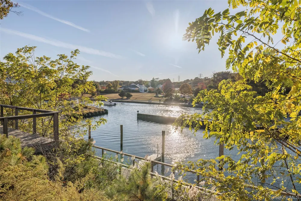 7 Old Boathouse Lane S Hampton Bays, NY 11946
