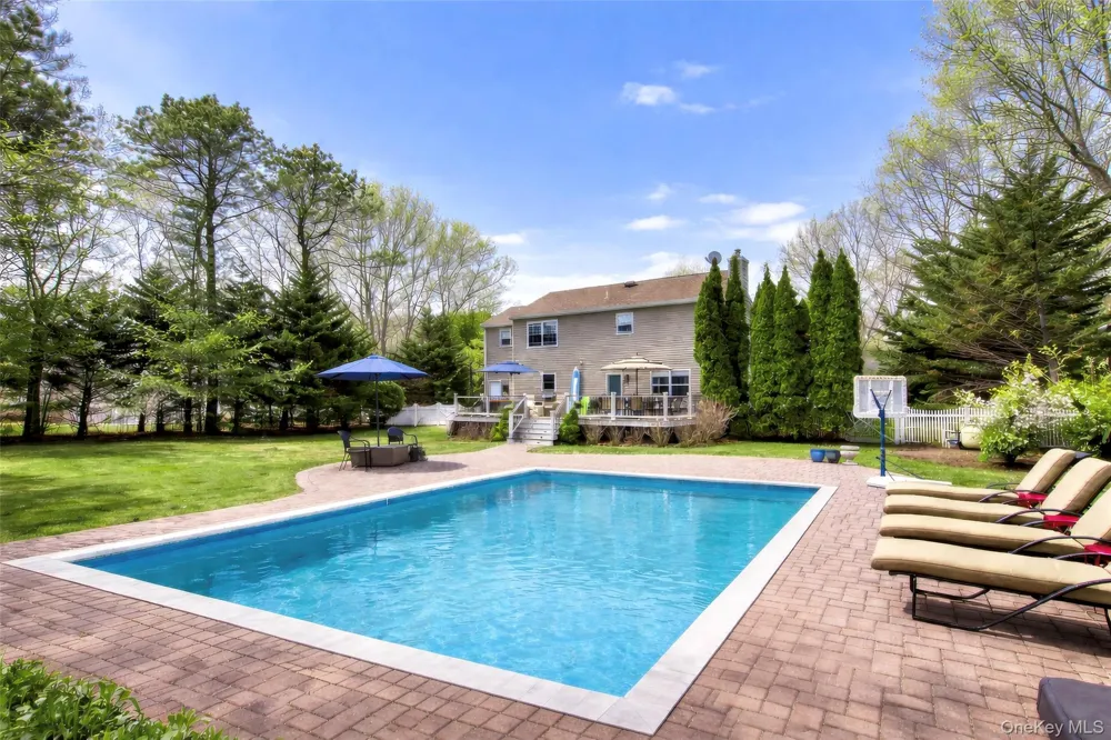 9 Deborah Drive Quiogue, NY 11978
