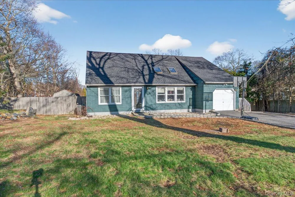 528 Lockwood Drive Shirley, NY 11967