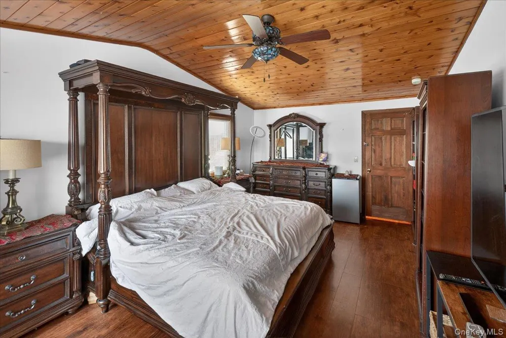 528 Lockwood Drive Shirley, NY 11967