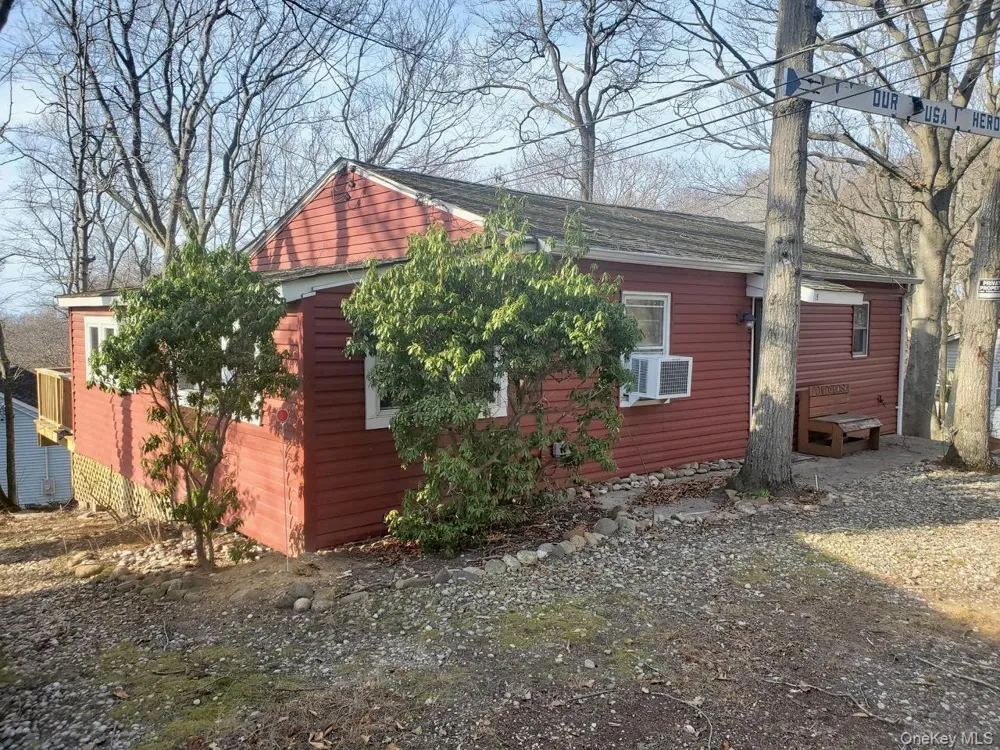 15 E Way Path Baiting Hollow, NY 11933