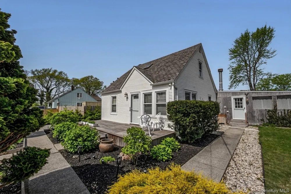 33 Manor Drive Shirley, NY 11967