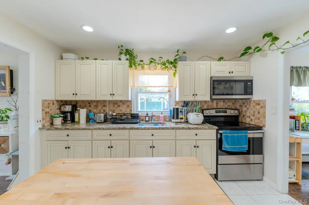 33 Manor Drive Shirley, NY 11967