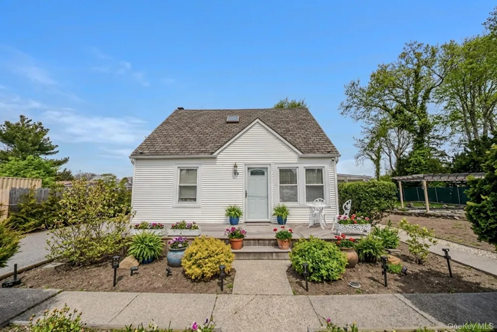 33 Manor Drive Shirley, NY 11967