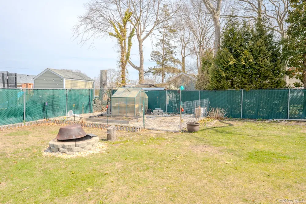 33 Manor Drive Shirley, NY 11967