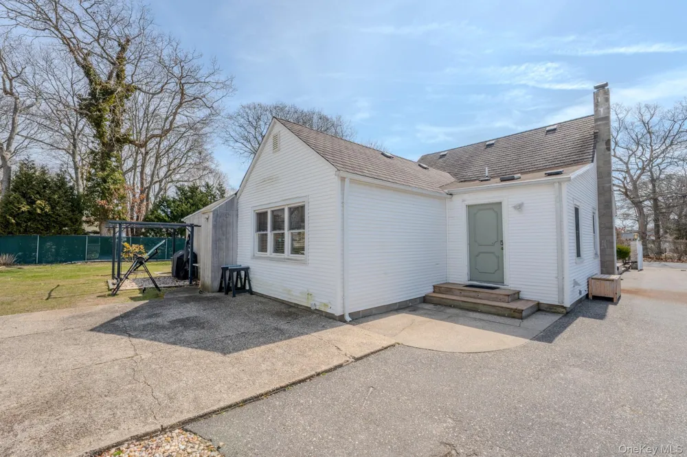33 Manor Drive Shirley, NY 11967