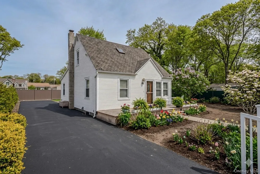 33 Manor Drive Shirley, NY 11967