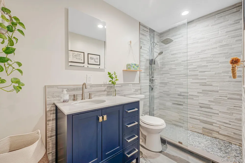 677 S 9th Street Lindenhurst, NY 11757