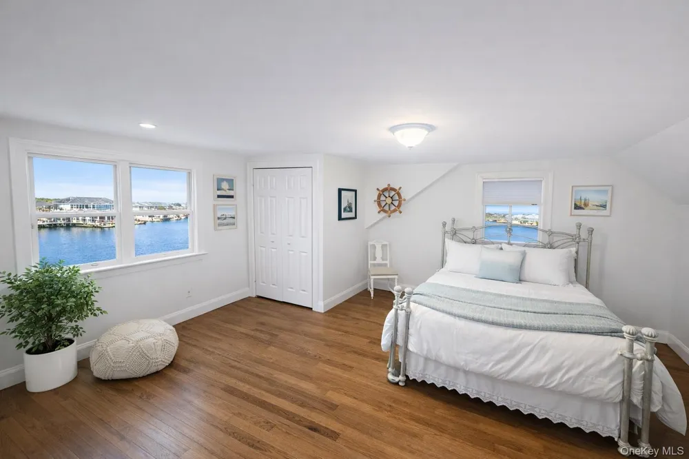 677 S 9th Street Lindenhurst, NY 11757