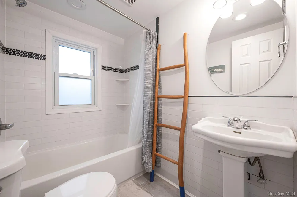677 S 9th Street Lindenhurst, NY 11757