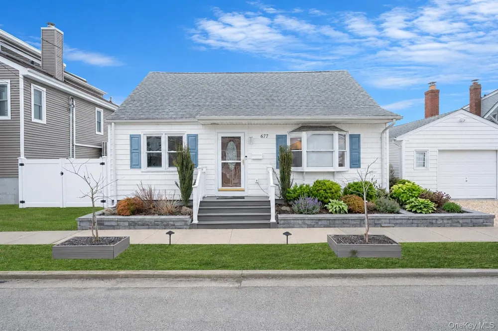 677 S 9th Street Lindenhurst, NY 11757
