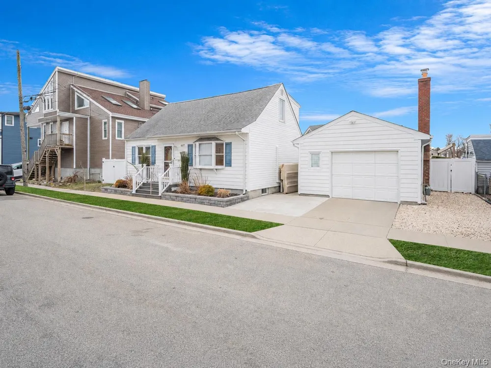677 S 9th Street Lindenhurst, NY 11757