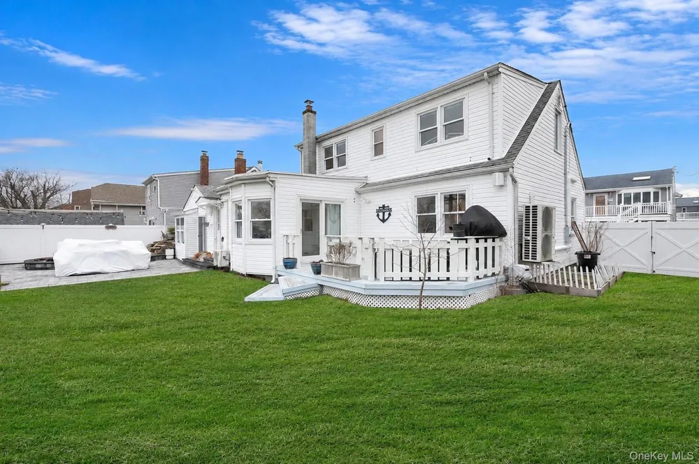 677 S 9th Street Lindenhurst, NY 11757