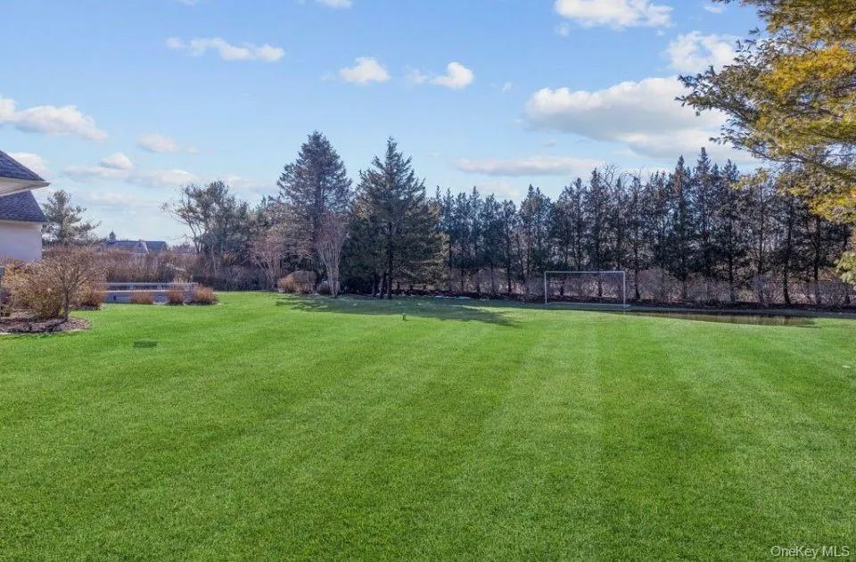 582 Hayground Road Wainscott, NY 11976