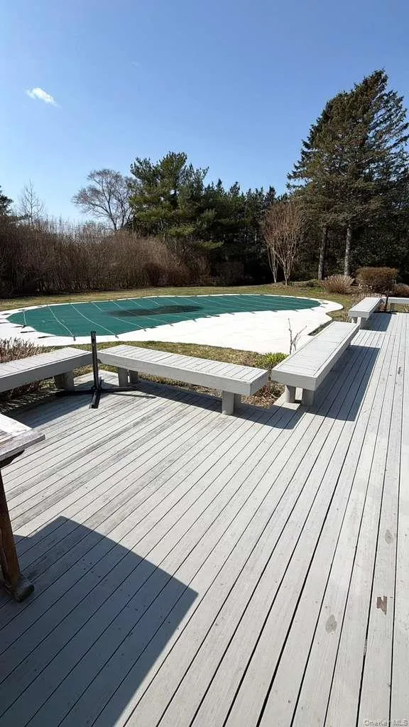 582 Hayground Road Wainscott, NY 11976