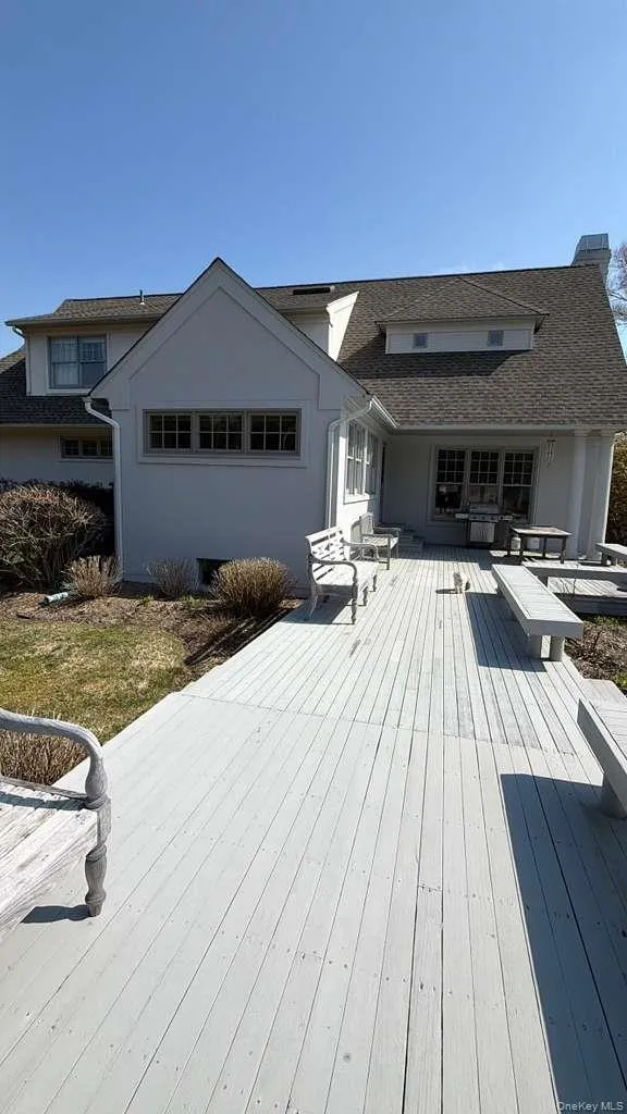 582 Hayground Road Wainscott, NY 11976