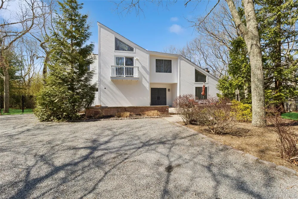 44 Diane Drive East Hampton, NY 11937