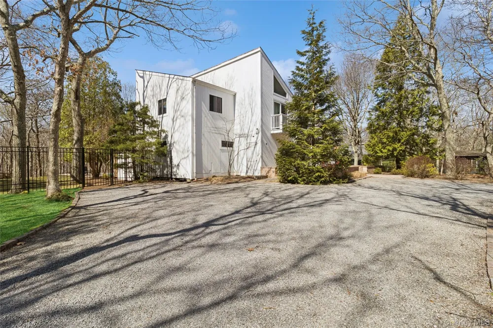 44 Diane Drive East Hampton, NY 11937