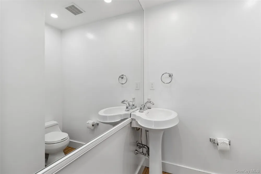 44 Diane Drive East Hampton, NY 11937