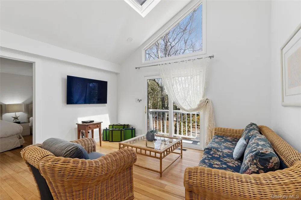 44 Diane Drive East Hampton, NY 11937