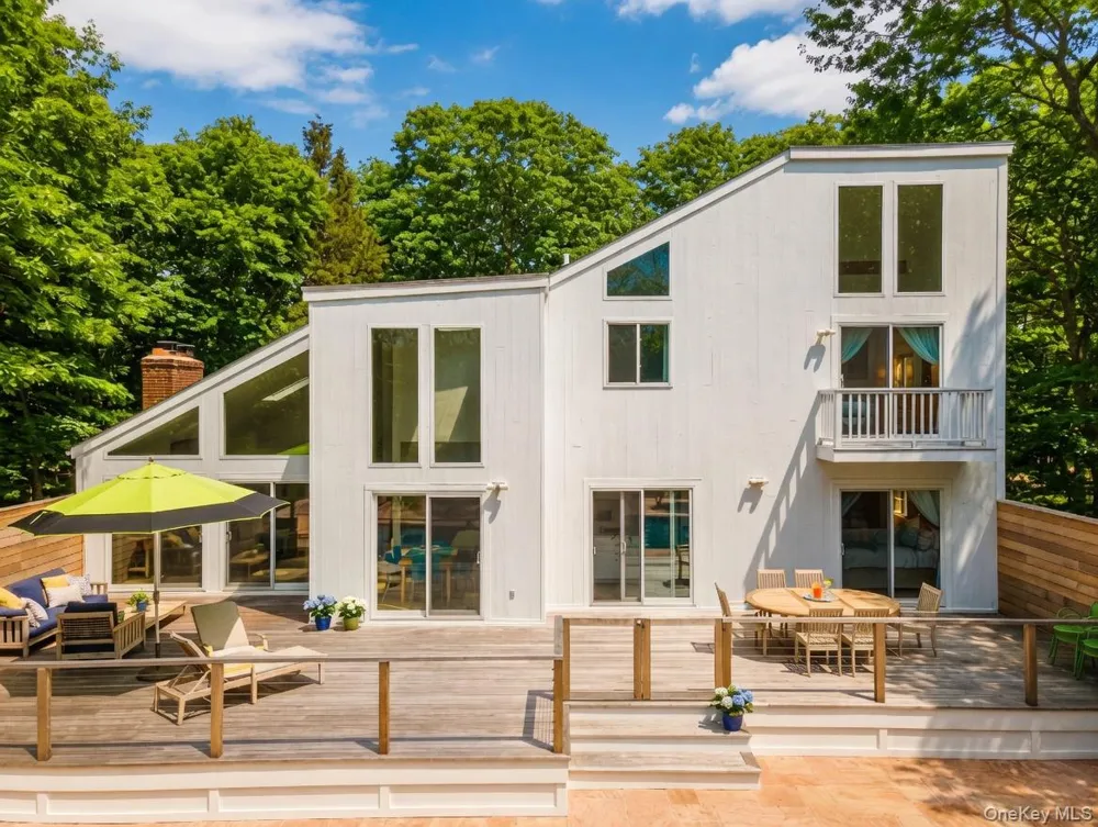 44 Diane Drive East Hampton, NY 11937