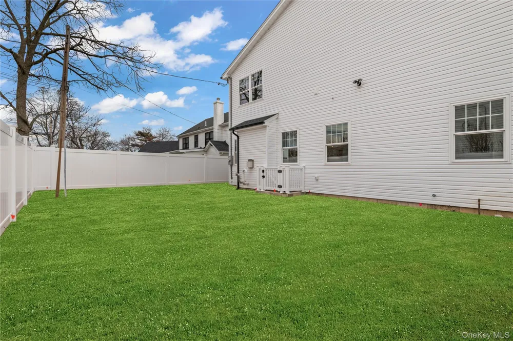 43 Barter Lane Hicksville, NY 11801