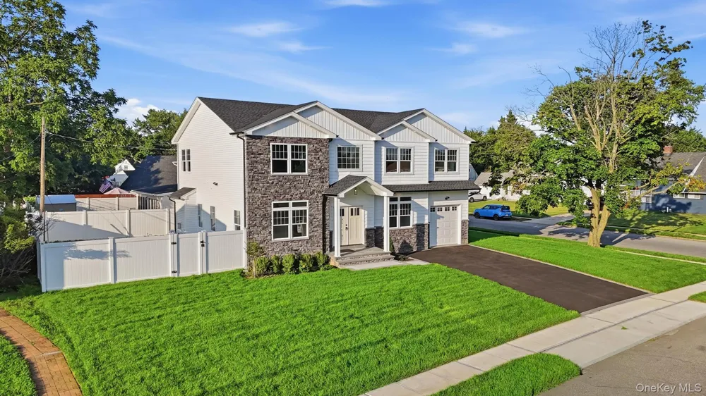 43 Barter Lane Hicksville, NY 11801