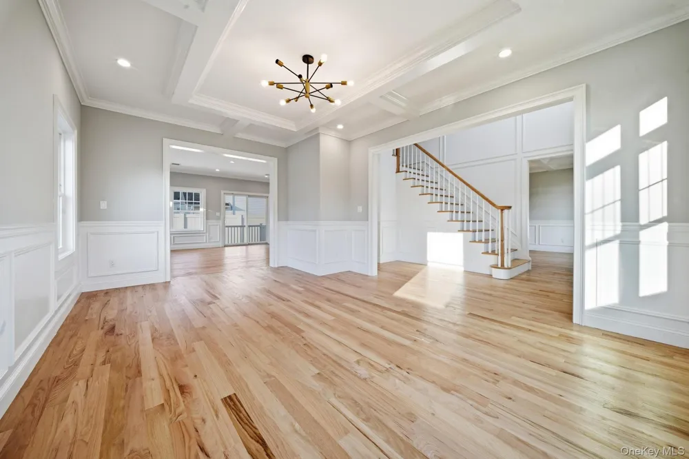 43 Barter Lane Hicksville, NY 11801