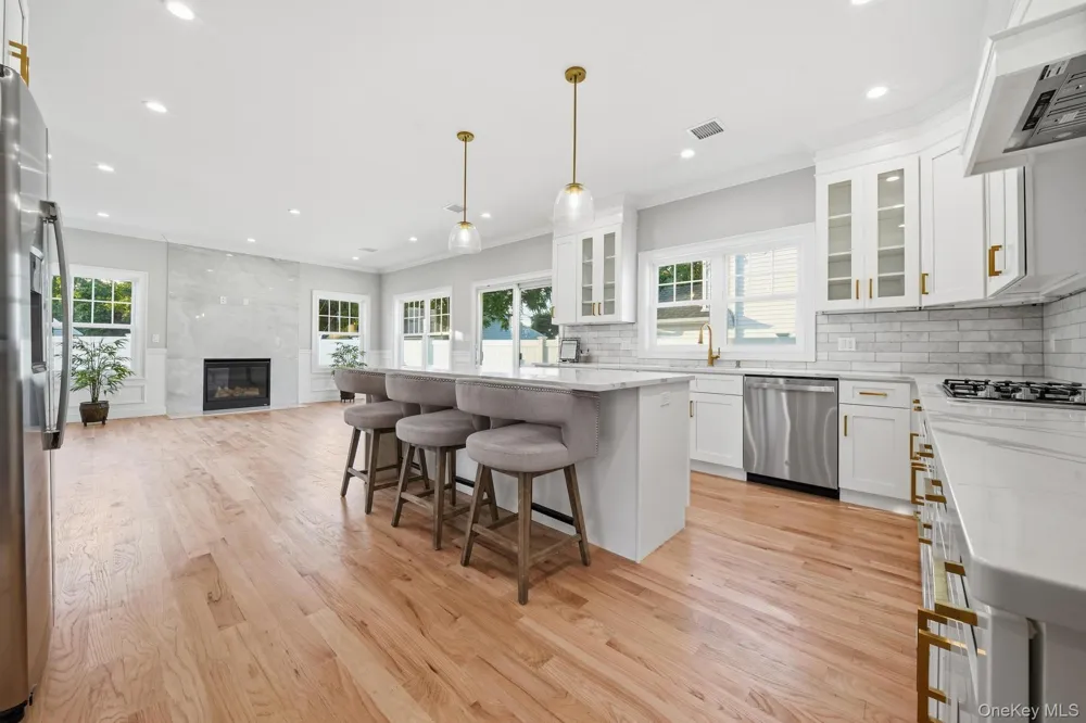 43 Barter Lane Hicksville, NY 11801
