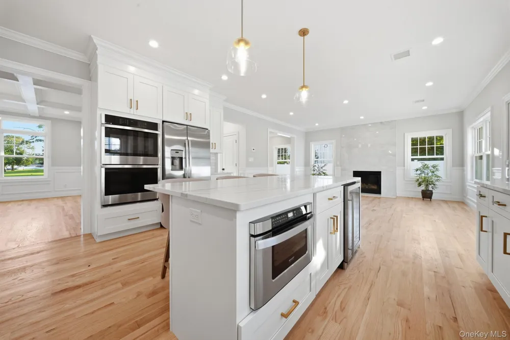43 Barter Lane Hicksville, NY 11801