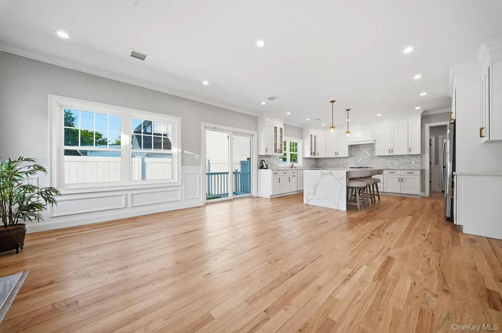 43 Barter Lane Hicksville, NY 11801