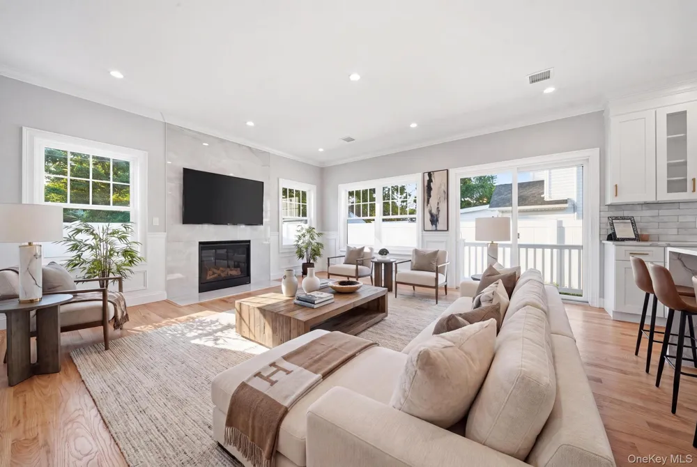 43 Barter Lane Hicksville, NY 11801
