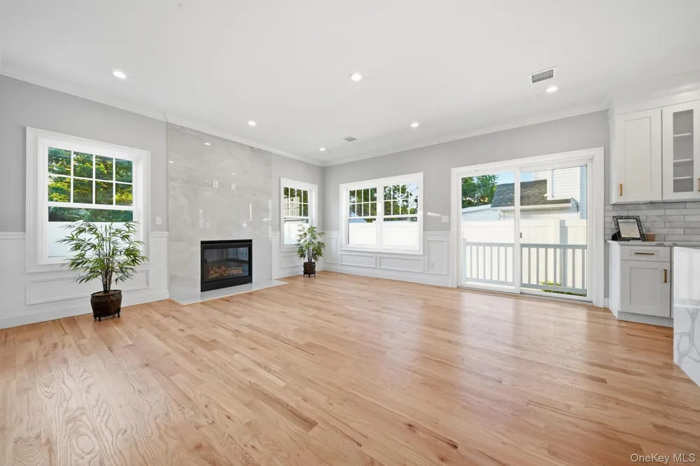 43 Barter Lane Hicksville, NY 11801
