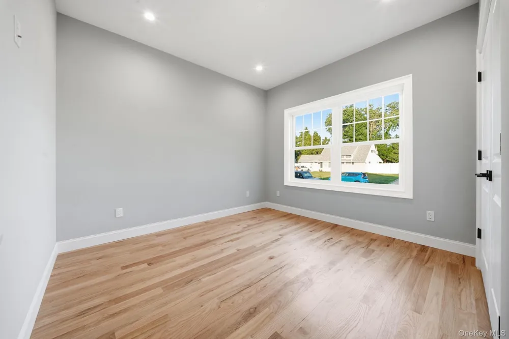 43 Barter Lane Hicksville, NY 11801