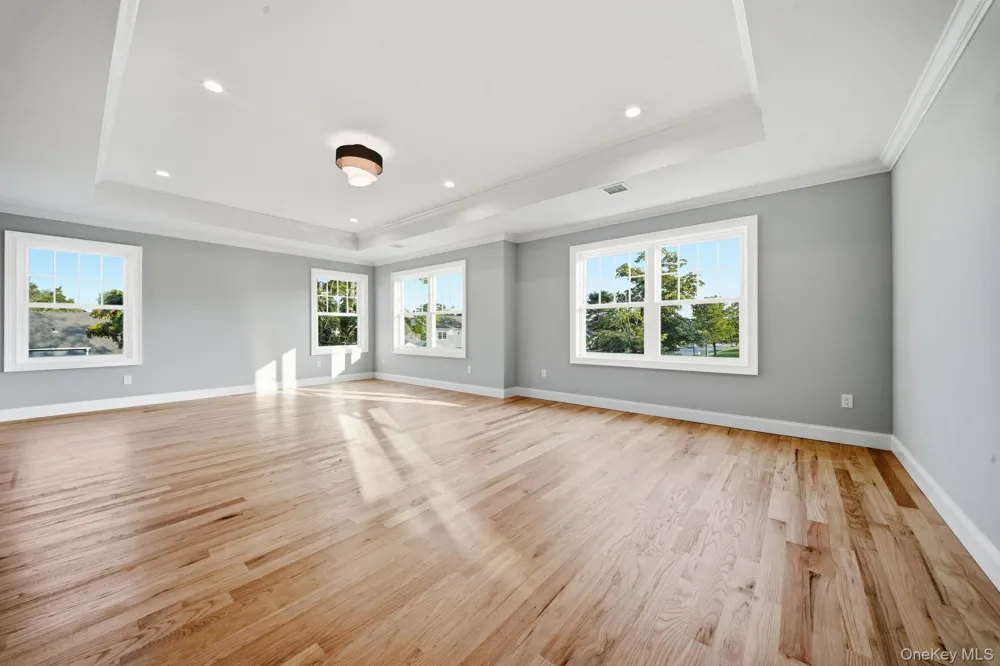 43 Barter Lane Hicksville, NY 11801