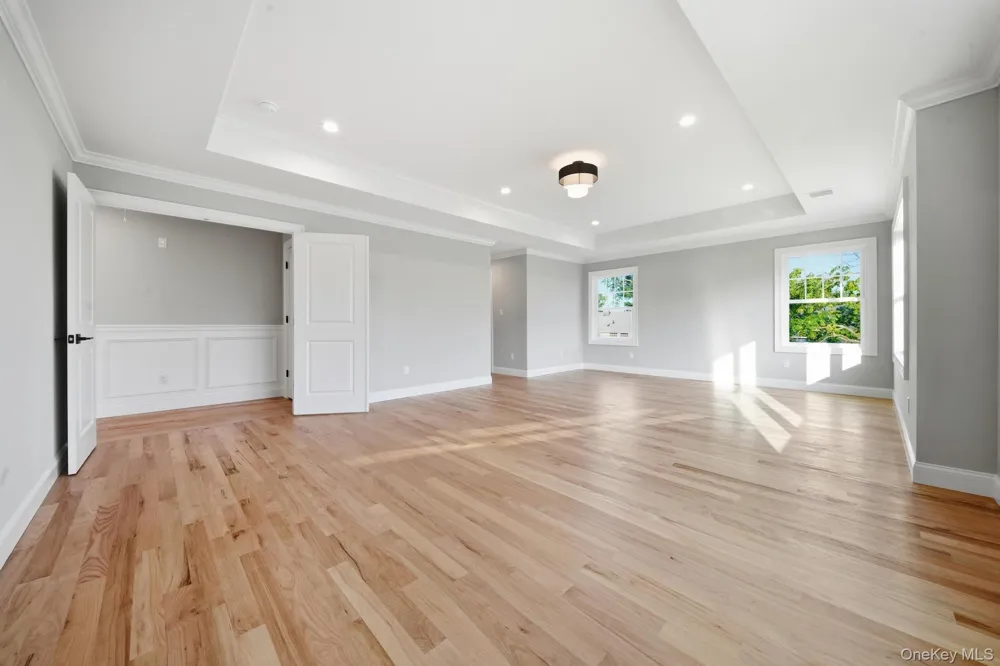 43 Barter Lane Hicksville, NY 11801